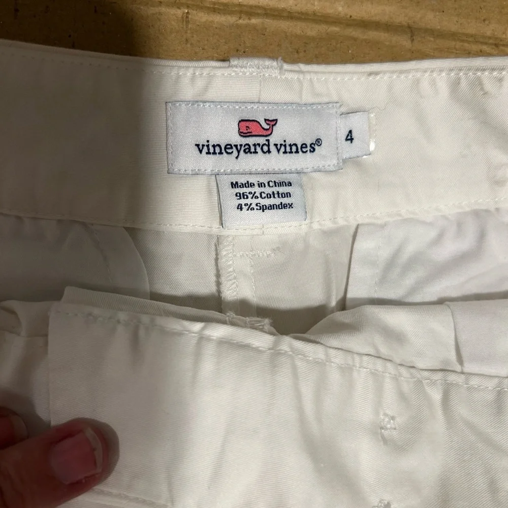 Women’s Vineyard Vines White w/ Navy Blue Whale Print Preppy Shorts Size 4 - Picture 3 of 4